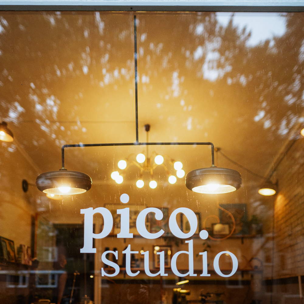 Schaufenster mit Aufschrift pico studio
