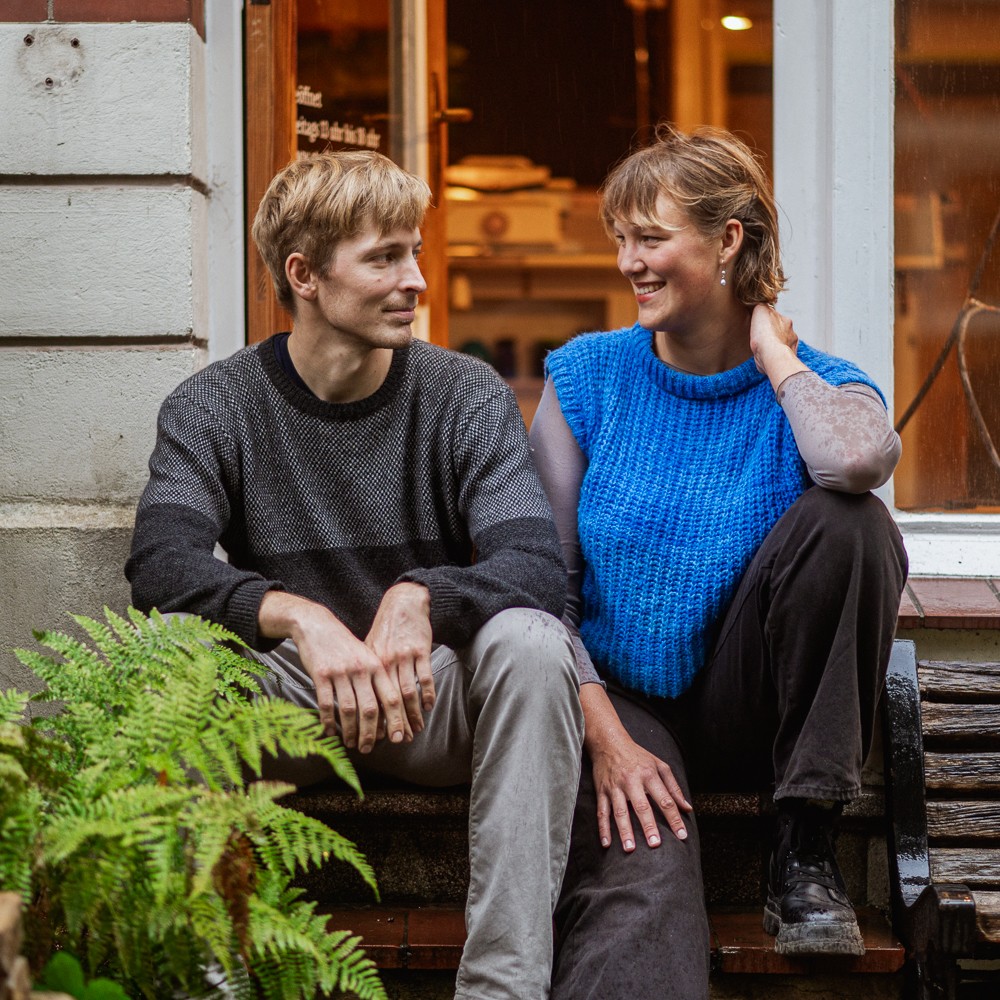 Michael Hoop und Johanna Rathsack sitzen auf der Treppe